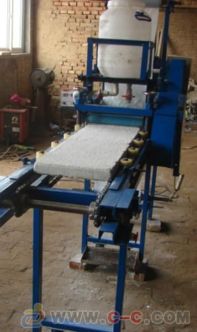 珍珠巖防火門芯板粘布機(jī)優(yōu)缺點(diǎn)淺析